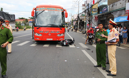 Xe buýt Phương Trang vượt đèn đỏ tông chết người